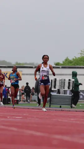 Morgan Rothwell runs away in the girls 800m to clock a time of 2:15.03 🥇 East Coast International Showcase 2024 📷 @Chris Cabret & @Fitz  