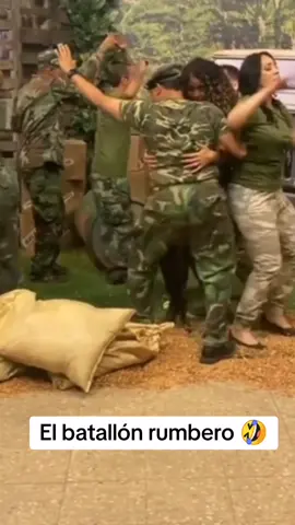 Militares bailando vamos lulú. El batallón rumbero. #elbatallonrumbero #vamoslulu #bailalulu #esolulu #lulu #lesterblandon #humorrd #rd 
