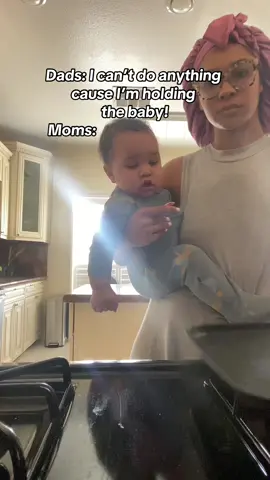 Moms have a 1 handed superpower im not even joking  #MomsofTikTok #momtok #momlife #babiesoftiktok #babytok #fypage #relatable #parentsbelike 