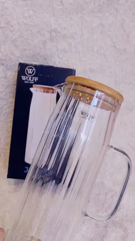 Comprinha na shopee para o enxoval do ap 🏠 Compramos a jarra de vidro com tampa de bambu da  @wolff.oficial , ela é canelada e linda... . . . . . . . . . . #wolff #enxovaldecasanova #enxovalcozinha #enxovalcasa #enxovaldecasamento #viral #explore 