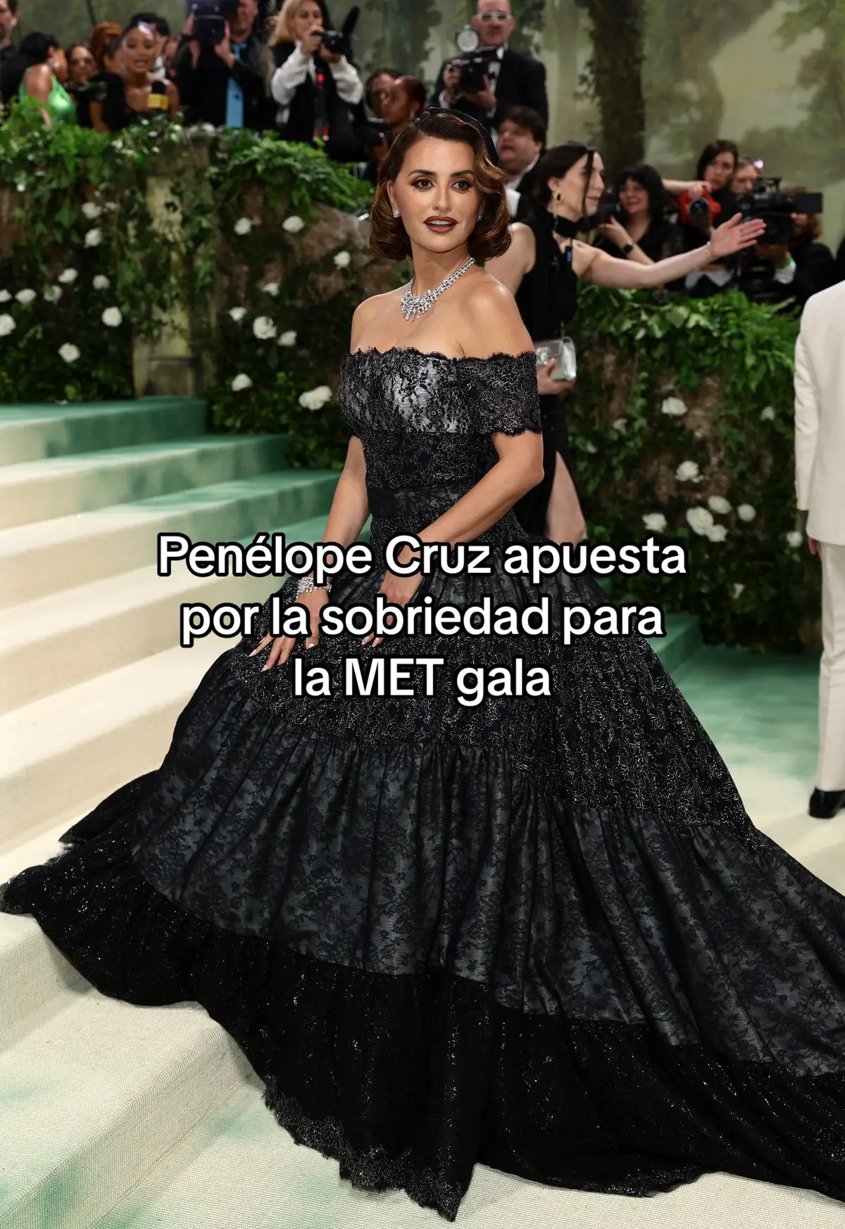 Penélope Cruz reaparece en la #METgala y lo hace manteniéndose fiel a su color fetiche para las galas más importantes: el sempiterno negro. La actriz española ha optado por un vestido de encaje de color negro, con los hombros al descubierto y un elegante peinado de ondas al agua al más puro estilo ‘Old Hollywood’.  #metgala #penelopecruz