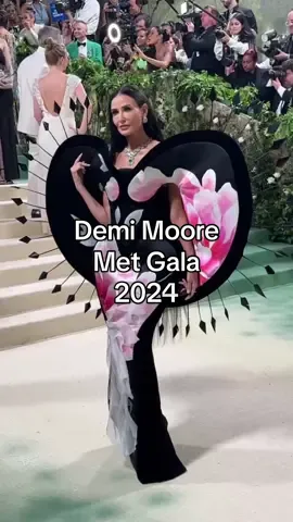 #DemiMoore sul red carpet del #MetGala 