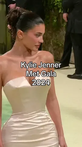#KylieJenner sul red carpet del #MetGala con un look #OscarDeLaRenta 