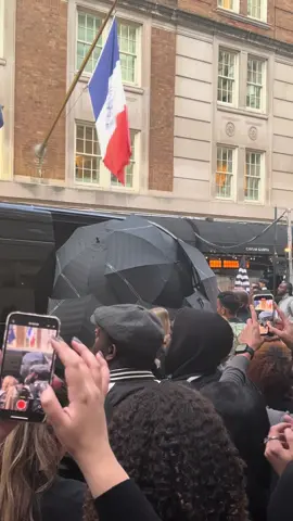 #CardiB sneaking out of the #MarkHotel, hiding her #MetGala glam until the big reveal ☂️ 
