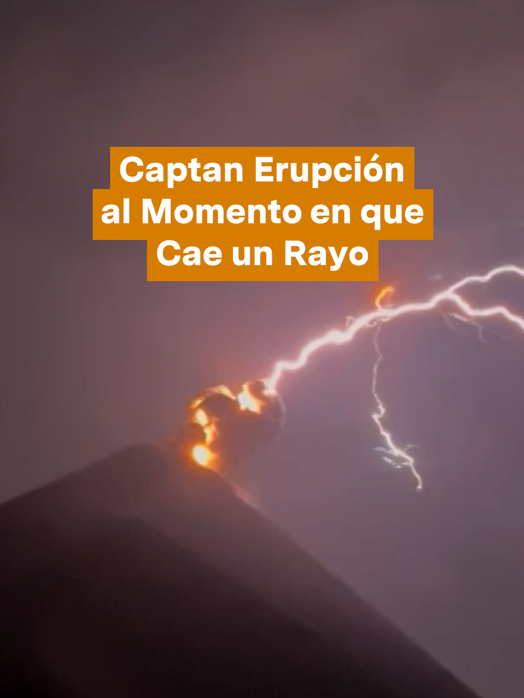 El 29 de abril se desarrolló un espectacular fenómeno natural en el volcán de Fuego, en Antigua, Guatemala, como se captura en un video compartido por domlunn. En las imágenes, se ve el volcán en erupción en medio de una tormenta eléctrica, creando un espectáculo fascinante e impresionante para turistas y habitantes. #erupcion #volcandefuego #rayo #guatemala