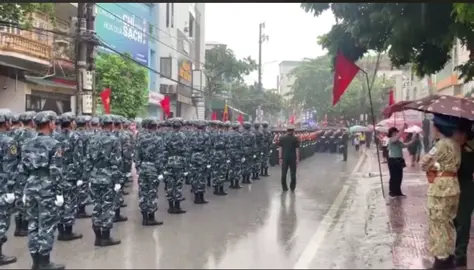 Khoảnh khắc đắt giá dưới trời mưa tầm tã, không gì có thể cản được sự quyết tâm của lực lượng chiến sĩ tham dự diễu binh kỷ niệm 70 năm Chiến thắng Điện Biên Phủ, lừng lẫy năm châu, trấn động địa cầu.  #kỷniệm70nămchiếnthắngĐiệnBiênPhủ