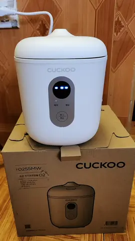 Nồi cơm điện Cuckoo mini CR-0255MW 0,36L  Nồi cơm điện tử Cuckoo siêu xinh nồi cơm mini dành cho các bạn độc thân, 2 vợ chồng trẻ , những căn bếp nhỏ nhắn, dành cho bé ăn dặm, dành nấu cháo cơm nát cho bé lớn. Không cần thao tác chạm phức tạp và cấu trúc menu đơn giản Ngay cả những người lần đầu sử dụng cũng có thể dễ dàng sử dụng Ngoài ra, vì nó là nút một lần chạm mở mà không cần bất kỳ thao tác bổ sung nào. '   Thông số Dung tích 0,36L (1 cốc đa lường đi kèm ~0,18L) Kích thước: 189.5mm*159.5mm*201mm Công suất: 300W Điện áp: 220V Nhiệt độ giữ ấm tối đa 74 độ C   Nồi cuckoo mini: 예약 : nút đặt, hẹn giờ 메뉴: thực đơn (menu ) 취사 : nấu (cook) 취소: hủy chế độ đang nấu (cancel)