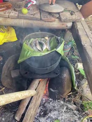 nasi liwet ikan asin raos pisan #traditionalfood #tradisional #hawu #tungku #ikanasin #ikanbakar #liwet #liwetan #liwetsunda #saung #ciamis #jawabarat #orangkampung #alamindonesia #suasanapedesaan #kampunghalaman #kampung #desa #pedesaan #sawah #pesawahan #petani 