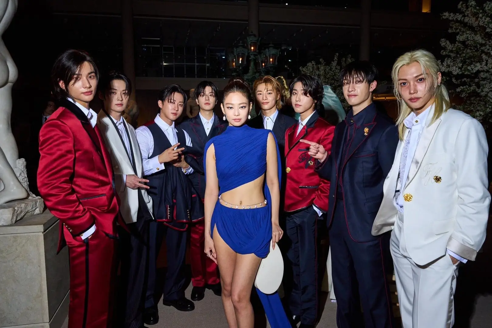 最新獨家！！#Jennie 和 #StrayKids 在 #MetGala 場內合照曝光，氣場超強大！