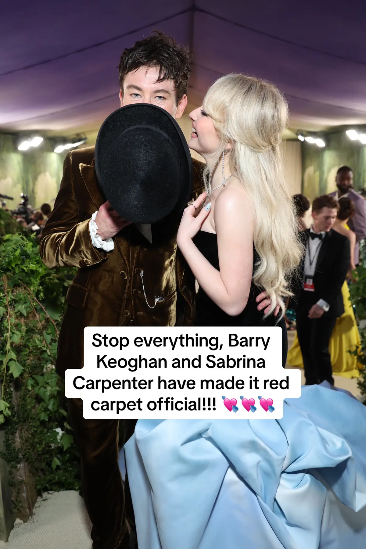 They’ve finally posed for a red carpet together (at The Met Gala no less!) does this mean Sabrina Carpenter and Barry Keoghan are official? #metgala #sabrinacarpenter #barrykeoghan 