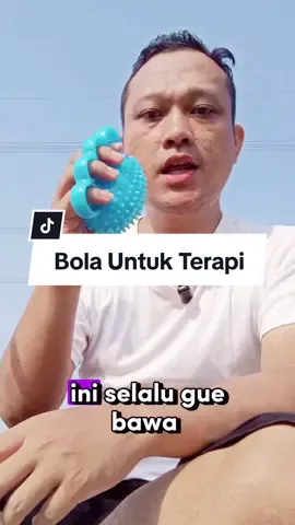 Buat penderita stroke harus punya bola therapi ini buat latih genggaman tangan, gua dulu waktu sakit stroke pake bola terapi untuk melatih kekuatan menggenggam.  #bolaterapi #therapi #bolabergerigi #stroke #strokeusiamuda #hindaristroke #sembuhdaristroke 