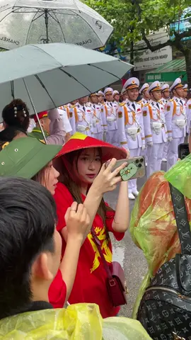 Idol cũng đội mưa xem diễu binh giống mình 😝 đứng ngay cạnh mà đông quá ko xin đc kiểu ảnh nào #dienbienphu #xuhuong #hoaminzy #70namchienthangdienbienphu 