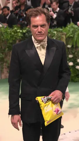 Michael Shannon e la sua busta di patatine (Balenciaga) al #MetGala