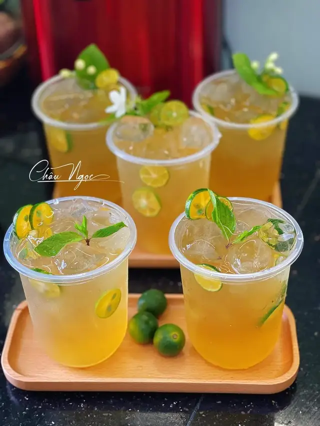 CÁCH LÀM TRÀ CHANH/TRÀ TẮC, CHỈ 5Ka/cốc mà NGON XỈU ^^ Trong các dòng trà chắc chắn Trà chanh/trà tắc là làm nhanh & dễ nhất rồi, mà uống lại rất ngon nữa chứ. Cách làm đơn giản lắm, em chia sẻ cùng mọi người nha:  ✔ BƯỚC 1. Ủ TRÀ - Lục trà lài : 35g - Nước lọc: 1l - Đường: 310-330g - Mật ong: 25g - Đá bi: 280g Cách làm:  - Chọn trà lài, hãng nào cũng được. Đợt này em hay dùng lục trà lài Hoàng Gia hoặc Green Tea.  - Đun sôi 1L nước lọc, hạ nhiệt về khoảng 75-80 độ. - Cho trà đã rây qua phần bụi mịn, ủ 10 phút không cần đậy nắp. Khuấy nhẹ để các lá trà ngấm nước & nở đều.  - Sau khi ủ xong, lọc trà. Cho đường & mật ong khuấy tan nhanh, cho luôn đá vào khuấy tan. - Cốt trà thu được ~ 950ml. Bảo quản ngăn mát 2-3 ngày, lạnh càng sâu uống càng ngon.  ✔ BƯỚC 2. LÊN CỐC TRÀ TẮC 500ML Đậm nhạt của trà mọi người tùy chỉnh theo sở thích nha. Như em thích đậm vị nên cốc 500ml toàn dùng 220-240ml cốt trà.  - Cốt trà: 200ml - Quất: 12-15ml (khoảng 2 quả mọng nước) - Đá bi: 170-190g - Ngọn húng bạc hà: 2-3 ngọn Cách làm: nên sử dụng bình lắc để trà được ngon nhất. - Cho cốt trà vào trước, vắt quất vào, bỏ hạt giữ luôn vỏ cho thơm. - Cho tiếp đá vào đậy bình lắc tối thiểu 10 cái thật mạnh. - Cho ra cốc, decor thêm ít ngọn húng bạc hà vừa thơm vừa đẹp.  Nếu trà quất/tắc thì thêm vài lát quất thái lát. Còn nếu trà chanh thì làm tương tự, decor thêm vài lát chanh tươi. #anngonkhapnoi #anngoncungnhau #ănngonkhắpnơi#hômnayăngì #reviewfood #ẩmthựcviệt #anngoncungtiktok #nấuănđơngiản #mênấuăn #foodtiktok #ăncùngtiktok #vàobếpmỗingày #cooking #tiktokfood #vlognấuăn #anngonmoingay #healthyfood #mónngonmỗingày #ancungtiktok #ănngon #nấuăncùngtiktok #vietnamesefood #vietnamesecuisine #LearnOnTikTok #homecooking #asianfood #xuhuong #xuhuongtiktok #thinhhanh #toptrending #toptrend #trending