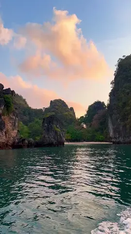 Magical Sky in Hong Island 🏝️🌄 📍Koh Hong - Krabi , Thailand 🇹🇭 #thailand #thailandtravel #islandlife #beachvibes #clouds #nature #vacation 