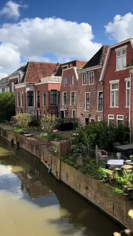 Wandering through Appingedam you will discover remarkable extensions to a number of historic buildings. Suspended kitchens above the water, the solution when the warehouses were given their current residential function in the past. #groningen #ergaatnietsbovengroningen #visitgroningen #fy #appingedam #kitchen 