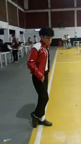 moonwalk reverse! #michaeljackson #moonwalk #yourockmyworld #dance 