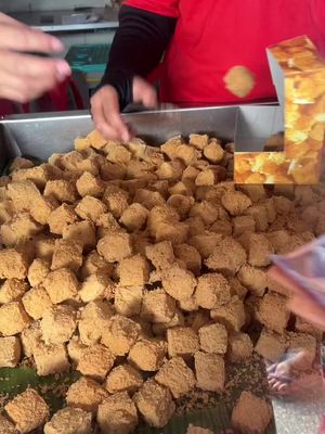 Tahu Sumedang adalah kuliner yang sangat terkenal dari Sumedang, Jawa Barat. Makanan khas Sumedang ini banyak digemari masyarakat karena rasanya yang gurih dan renyah. Tahu berwarna cokelat ini biasanya disantap bersama cabai rawit sebagai pelengkap.    #fyp #tah #tahusumedang #sumedang #sumedanghits #makan #makananindonesia 