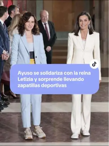 El martes 7 de mayo por la tarde vimos la jugada maestra de Letizia en la entrega de los Premios SM El Barco de Vapor y Gran Angular al mejor libro de literatura infantil y juvenil en su 46ª edición. Tras sufrir la fractura de un dedo del pie a causa de un accidente doméstico, debe usar zapatillas para caminar.     Isabel Díaz Ayuso apostó por un traje de chaqueta para el evento y cambió sus habituales tacones por este calzado tan cómodo, quizá en un gesto de solidaridad con Letizia. #modaentiktok #letizia #reina #Ayuso #royals #fashion #looks 