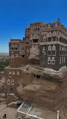 #أعجوبة معمارية معلقة ⛰✨  #تصوير حاشد القيدله متألق والله  على صخرة يبلغ ارتفاعها 35 مترا، يربض دار الحجر بهدوء بطوابقه الـ7 كلوحة معلقة متناسقة التكوين المعماري مع الطبيعة وشكل الصخرة الشاهقة. #دارالحجر _ وادي ظهر _ #صنعاء #اليمن♥️🇾🇪🇾🇪 