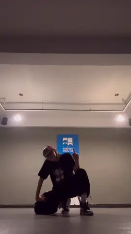 여러분들께 춤을 따로 보여드린 적이 없어서 저녁 먹고 급하게 준비를 했습니다!                                                  못한다고 놀리시면 혼납니다^^                                                                              #엔카이브 #NCHIVE                                                                              #유찬 #YUCHAN                                                                                               #jacksonwang #잭슨왕 