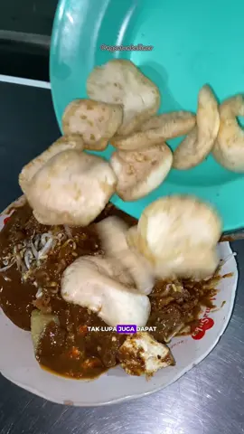 Tahu Tek Cak Sodik, terkenal dengan tahu tek porsi kuli. Seporsinya harganya 18 ribu. Ada yang pernah cobain ?? #tahuteksidoarjo #tahutek #tahutekcaksodiq #ngontenkuliner #kulinersidoarjo #kulinermalamsidoarjo #sidoarjohits 