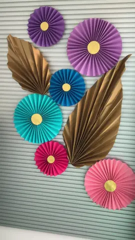¡Quédate! Te enseño como hacer rosetas de cartulina. Un elemento decorativo súper fácil de hacer, muy económico y, además, muy bonito. Puede servirte para decorar en una comunión, en un evento, cumpleaños y un largo etc. ¿Qué te parece?  #cartulina #roseta #elementosdecorativos #decoracioncomunion #comunion #manualidadcomunion #manualidad #manualidadfacil #facil #easy #manualidadcartulina #handmade #mypaper #papeleriamypaper #papeleriamiguelturra #ciudadreal 
