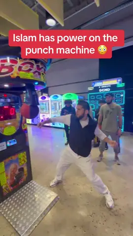 #IslamMakhachev’s left hand has power 💥 #UFC #mma #punchmachine (via aliabdelaziz/X)