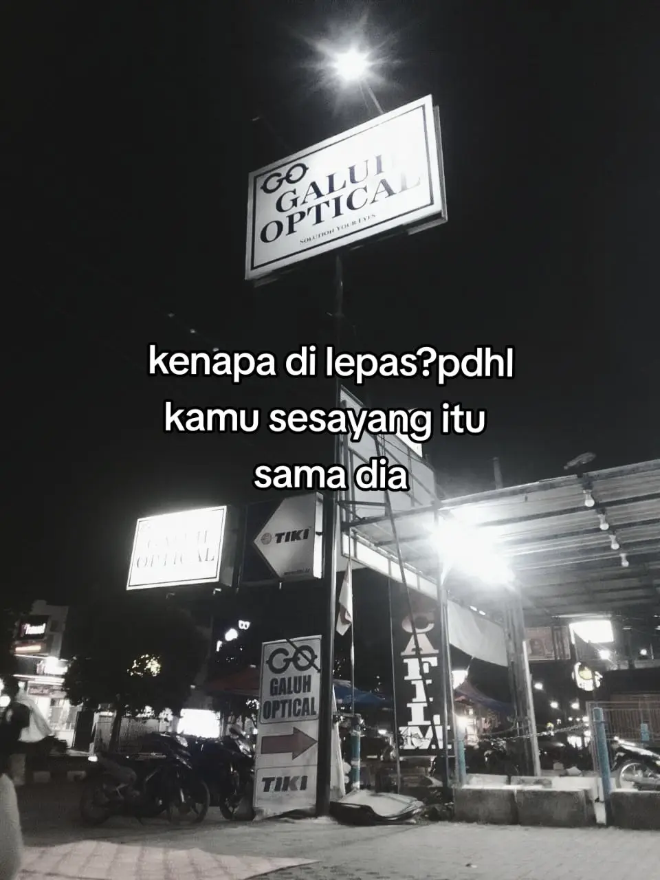 kalo kamu baca ini aku cuma mau bilang, aku beruntung bisa kenal kamu, diperlakukan dengan baik, dijaga, diperhatikan dan seneng banget bisa sejauh ini sama kamu.. Makasih ya udah sesayang itu sama aku, dari sekian banyaknya orang yang pernah singgah dihidupku cuma kamu satu' nya orang yang bisa bikin aku sesayang ini sama orang dan ngerasain nyaman banget sampe lupa kalo manusia gampang berubah kayak udah gabisa kalo ngga sama kamu.... Tapi nyatanya singgah tak mungkin sungguh, aku ga pernah nyesel udah jalani banyak hal sama kamu dengan begitu seriuss... justru aku seneng banget bisa kenal kamu, perlu kamu tau, aku sayang banget sama kamu dan buat aku gaada yang harus di lupain semua tentang kamu, masih sangat hangat di ingatanku, karna sampe detik ini kamu masih jadi bagian terpenting dalam hidupku, bahkan hati ini masih kamu pemiliknya... Tapi terkadang 