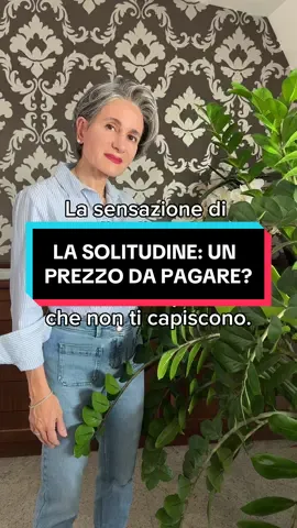 LA SOLITUDINE: UN PREZZO DA PAGARE? 👇🏻 La solitudine non è sempre figlia dell'incomprensione.  Spesso, si annida tra le pieghe di una vita vissuta compiacendo tutti, tradendo la nostra essenza più profonda. Quante volte ti sei ritrovato a indossare una maschera, soffocando i tuoi veri desideri per adattarti alle aspettative altrui? Questa ricerca spasmodica di approvazione ci allontana da noi stessi, creando un vuoto che solo l'autenticità può colmare. Imparare a dire di NO diventa l'atto rivoluzionario che ci permette di riappropriarci della nostra vita, costruendo relazioni più profonde e sincere. Ecco alcuni spunti di riflessione: 1. Quante volte hai agito controvoglia per compiacere qualcuno? 2. Come ti ha fatto sentire questa scelta? 3. Cosa ti ha impedito di essere te stesso/a? 4. Quali sono i benefici di vivere in modo autentico? 5. Come puoi iniziare a dire di NO con gentilezza ma fermezza? Ricorda: la solitudine non è una condanna, ma un'opportunità per riscoprire la tua vera voce.  Abbraccia l'autenticità e costruisci relazioni basate sulla sincerità e sul rispetto reciproco. #psicologia #crescitapersonale #motivazione #lifecoaching #psicoterapia