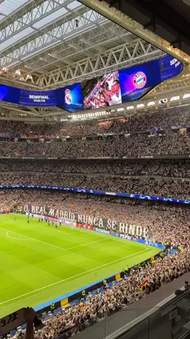 TENTE NÃO SE ARREPIAR!😱😱 Simplesmente um clima ABSURDO de Champions League no Santiago Bernabéu. Que loucura! 🔥🔥 🎥: Fabrizio Romano #Futebolinternacional #RealMadrid #ChampionsLeague