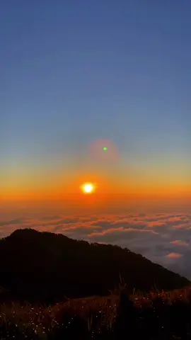 Hwaaa masyaallah, alhamdulillah dapet view cantik ky gini, 12 taun hidup di ungaran, baru kaliini kesampeain dateng ke titik tertingginya. #gunungungaran #sunrise #gunungungaranviaperantunan #lautanawan #fyp #pendakigunung 