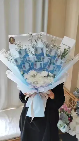 buket uang? isi 500k bisaa kuy langsung order now by fancyfloristbekasi #bouquet #money #biru #fresh #flower #50k #uang #fancyfloristbekasi #info #bekasi #jatiasih #💙 #♥️ 