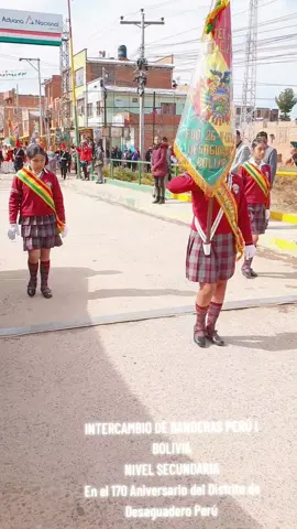 INTERCAMBIO DE BANDERAS PERÚ Y BOLIVIA EN DESAGUADERO, NIVEL SECUNDARIA #desaguadero #aniversario #desfile #frontera #viral #peru #bolivia #puno #lapaz #tvperu #bolivision #viraliza #internacionalcenterproducciones #binacional #americatv #ondaazul #noticias #sur #titicaca #tawantinsuyo 