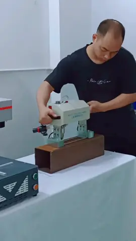 Handheld pneumatic VIN number marking machine , chassis numbers marking machine . Handheld marking #pmeumatic #lasermarking #engine 