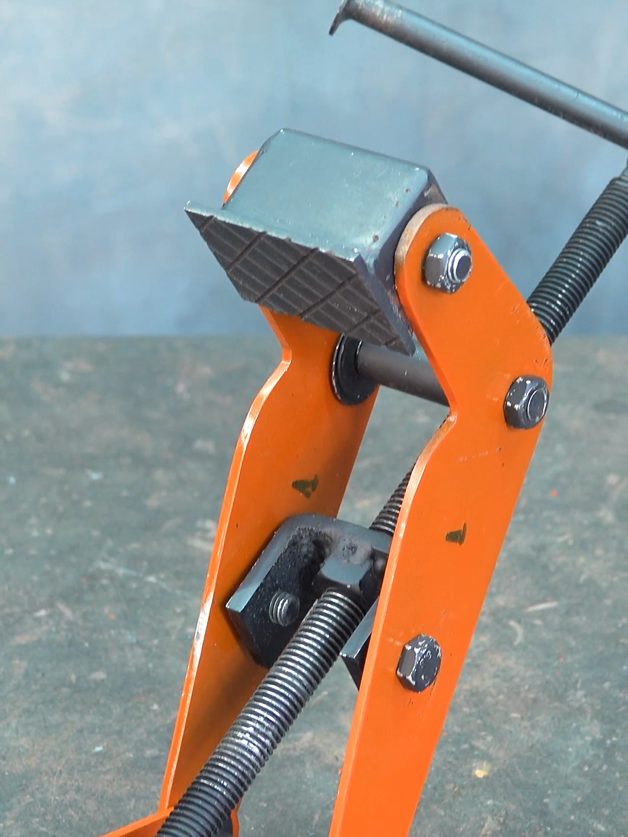 Metal Crafts and Tips Vise Clamp Idea #tips #crafts #metal #tricks #metalwork #metalworking #hacks #DIY