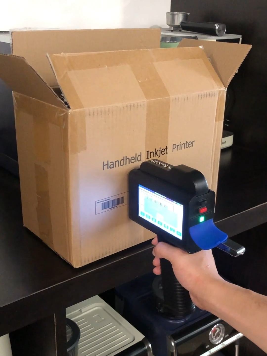 [LINK IN BIO] Portable packaging solution from v4ink x Bentsai handheld inkjet printer gun.🖨📦 #handheldinkjetprinter #handheldprinter #packagingandprinting #labelingmachine #bentsai #bentsaib30 #bentsaib3 #bentsaib35 #bentsaihandheldprinter #bentsaicodingprinter #v4ink #v4inkprinter #v4inkhandheldprinter #v4inkb35 #portableprinter #cartonprinting