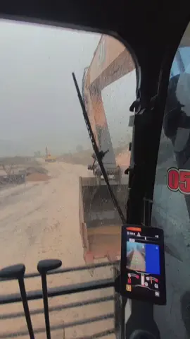 Full hujann🥶🥶🥶🥶#xyzbca #tambangbatubarakalimantan #fyp #operator_excavator #storyalatberat #ta #tambangbatubara #caterpillar 