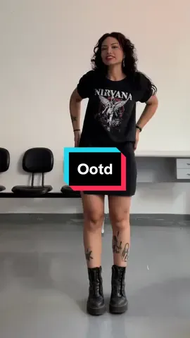 Trocando altas ideias com minha amiga 👍🏼 #foryou #foryoupage #nirvana #look #lookdodia #outfit #outfitideas #goth #gothbimbo #explorepage✨ #explorepage 