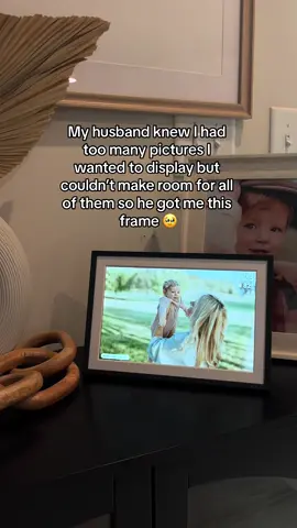 Best gift for your mom or wife 🥹 #mothersdaygiftideas #mothersday #giftformom #MomsofTikTok #dadsoftiktok #grandparentsoftiktok #digitalphotoframe 