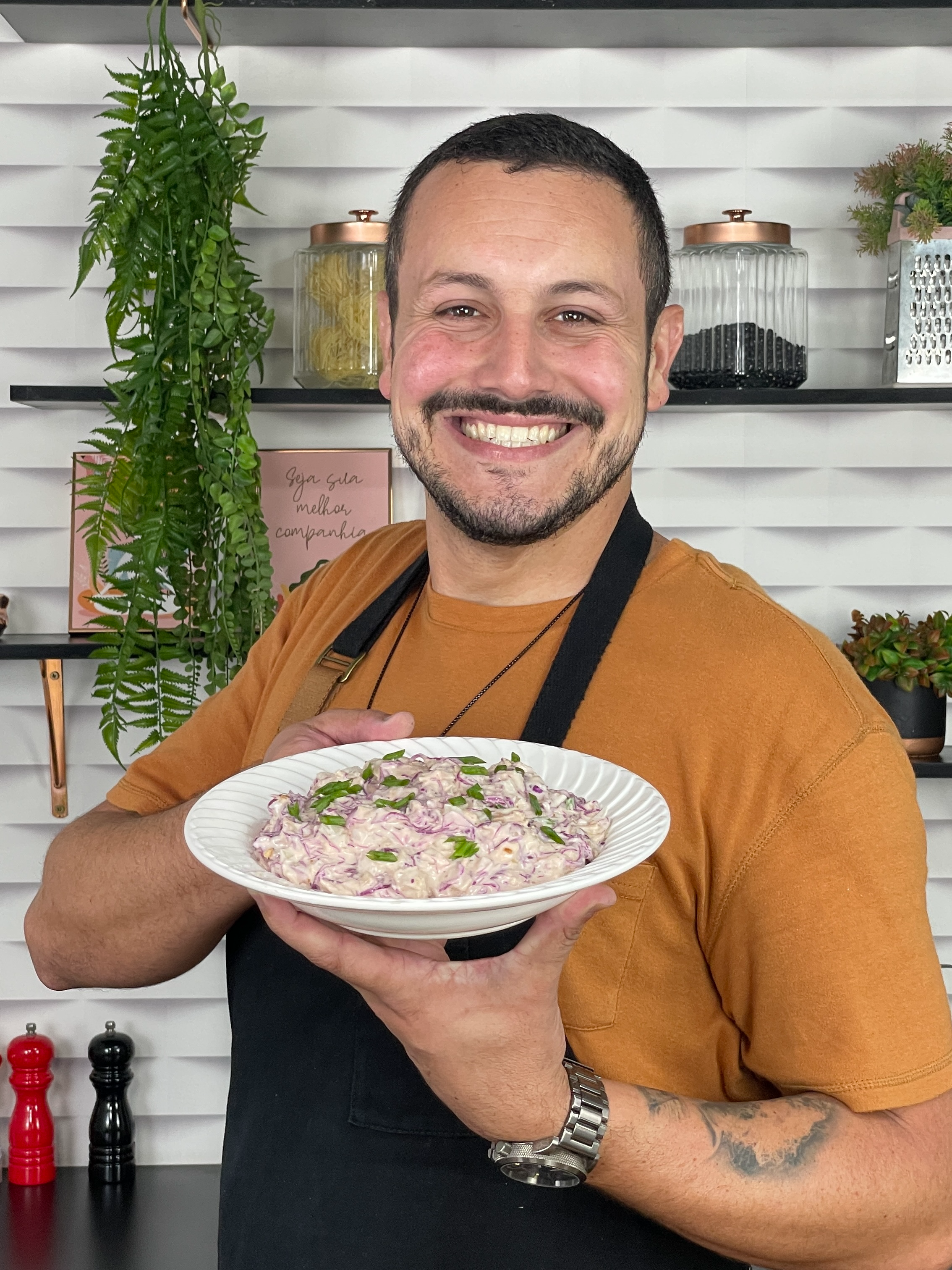 Coloque laranja na maionese e nunca mais ficará sem essa receita! INGREDIENTES: - Repolho - Cebola - 250g de maionese - 1/2 Laranja (suco da laranja) - 2 latas de atum - Vinagre - Chimichurri - Sal - Pimenta-do-reino MODO DE FAZER: Corte o repolho e misture com a cebola cortada em fatias, atum, vinagre, sal, pimenta-do-reino. {Molho} Misture a maionese, suco de laranja, chimichurri, junte com o repolho e sirva! #foodmakers #culinaria #gastronomia #receitas #foodtiktok #salada #repolho #maionese #laranja