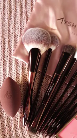 UNBOXING COMMANDE @ayshglamm.cosmetics by @AyshglammOfficial 🌸 J’ai craqué pour le kit de Pinceaux Mixte yeux et visage. Ce que je peux vous dire, le packaging, les manches des pinceaux sont très beaux 🤩, les poils extrêmement doux, et avec cette forme on a une très belle prise en main du pinceau.  L’éponge à l’air souple ( je n’ai pas encore testé, je reviendrai faire un update).  Puis j’ai pris un blush pour tester, il y a un creme et un poudre à l’interieur.  Ils Livrent à La Réunion 🇷🇪 #ayshglamm #ayshglammfamily #ayshglammcosmetics #brushes #brushesmakeup #blush #creamblush 