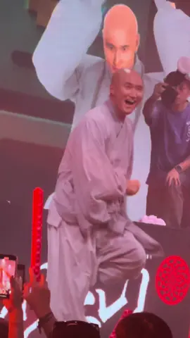 再發一波 有看過那麼調皮又有喜感的和尚嘛😝 我就問各位當天 有在場被超度的底下留言+ Party Rock Anthem  就這樣跳起來真的是絕了🤩🤩 @SuperHouse有趣大小事  #台中 #台中夜店推薦  #台中夜店 #superhouse  #抖音  #上推薦通知我  #流量密碼🤔 #別限我流量  #韓國 #日進 #和尚 #dj  #日進大師 #日進和尚  #超度 #佛主  #partyrockanthem  