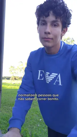 cada pessoa corre de um jeito diferente, normalizem pessoas que correm 