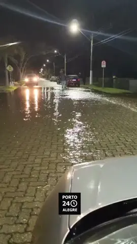 Moradores registram a força da correnteza aumentando aos poucos na praia do Laranjal, em Pelotas. Nesta mesma noite a prefeitura do município da zona Sul do Estado, emitiu um aviso de evacuação para os bairros Valverde e Santo Antônio.  