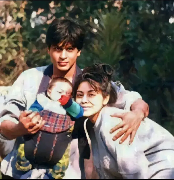 A good actor and a good man with his first child #Sharukkhan #aryankhan #familysrk 