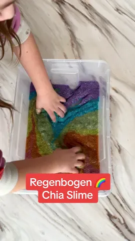 Sensory play 🥰😍 ach ich Liebs. Geht so gut mit diesem Chis Slime und kann ihn prima weiter verwerten.  ❗️Speichern nicht vergessen ❗️ Zuerst braucht ihr: - 4 EL Chia Samen  - 300ml Wasser  - 1 EL Speisestärke - Lebensmittelfarbe  Chia Samen, Wasser, lebensmittelfarbe und Speisestärke verrühren und ca 1h zur Seite stellen - dann kann’s auch schon los gehen. Schütten, Löffeln, sieben - mit ein paar Teilen die ihr sowieso in der Küche habt, sind die Kids ewig beschäftigt.  Er hält sich ein paar Tage im Kühlschrank, danach kann man ihn perfekt in Muffin Formen einfrieren und ein Schleichtier rein drücken. Und dann nochmal Eisexpedition mit Ausgrabung spielen 🙃😉  Viel Spaß beim nachmachen und spielen! #chiaschleim #kleinkind #sensorik #sensoryplay #elternzeit