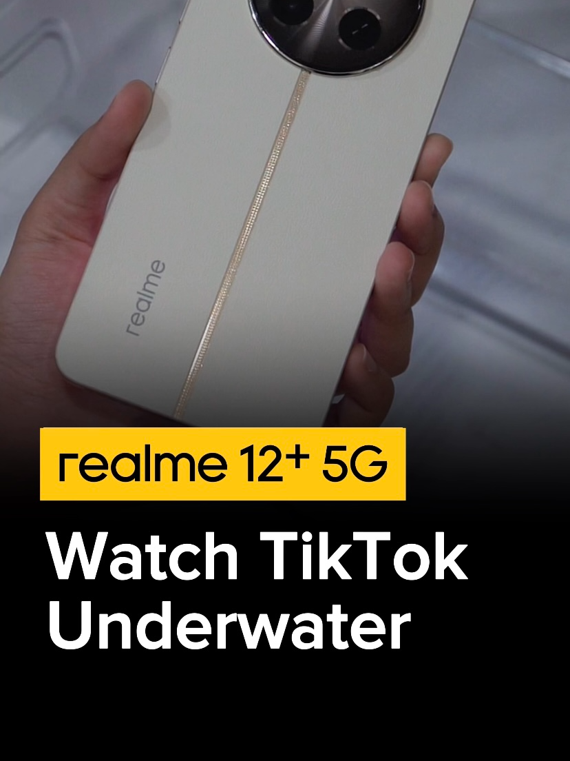 Betul ke boleh layan TikTok dalam air? Jom tengok min try dengan realme 12+ 5G 🫣 🛒 realme 12+ 5G price at RM1,499 #realme #realme12Plus5G #CaptureClearerPortraitMaster