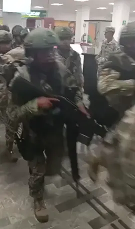 Mil soldados de Elite llegaron a Zacatecas para reforzar operativos contra los delincuentes Llegaron hoy 9 de mayo, a Zacatecas mil soldados de las Fuerzas Especiales del Ejército Mexicano para reforzar en coordinación con las autoridades de Federales, Estatales y Municipales los operativos contra la delincuencia organizada y lograr frenar la criminal violencia y recuperar la seguridad y paz pública. De acuerdo con la información oficial proporcionada por la SEDENA, las tropas de élite enviadas de la Ciudad de México se caracterizan por su rapidez, movilidad y capacidad de despliegue que les permite generar y actuar con eficacia por tareas de inteligencia y contando con gran variedad de armamento, material, equipo y adiestramiento especializado para realizar operaciones en cualquier ambiente geográfico. De inmediato fueron desplegados en todo el territorio zacatecano. Es preciso señalar que el personal militar actuará en todo momento con firmeza, realizando tareas de disuasión, prevención, patrullajes, reconocimientos y estableciendo puestos militares de seguridad que generen un ambiente de tranquilidad en la población, apegándose a lo establecido en la Ley Nacional Sobre el Uso de la Fuerza y respetando en todo momento los derechos humanos.