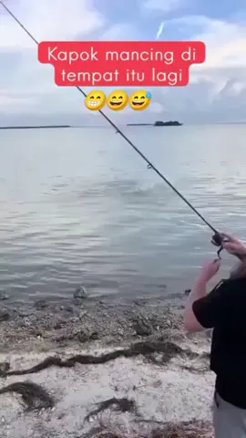 Mau ketawa takut dosa ☹️#hewanlucu #kejadianhorror #lucubanget #buaya #memancing #fypage #kejadianlucu #ngakakkocak #hewanlucu 